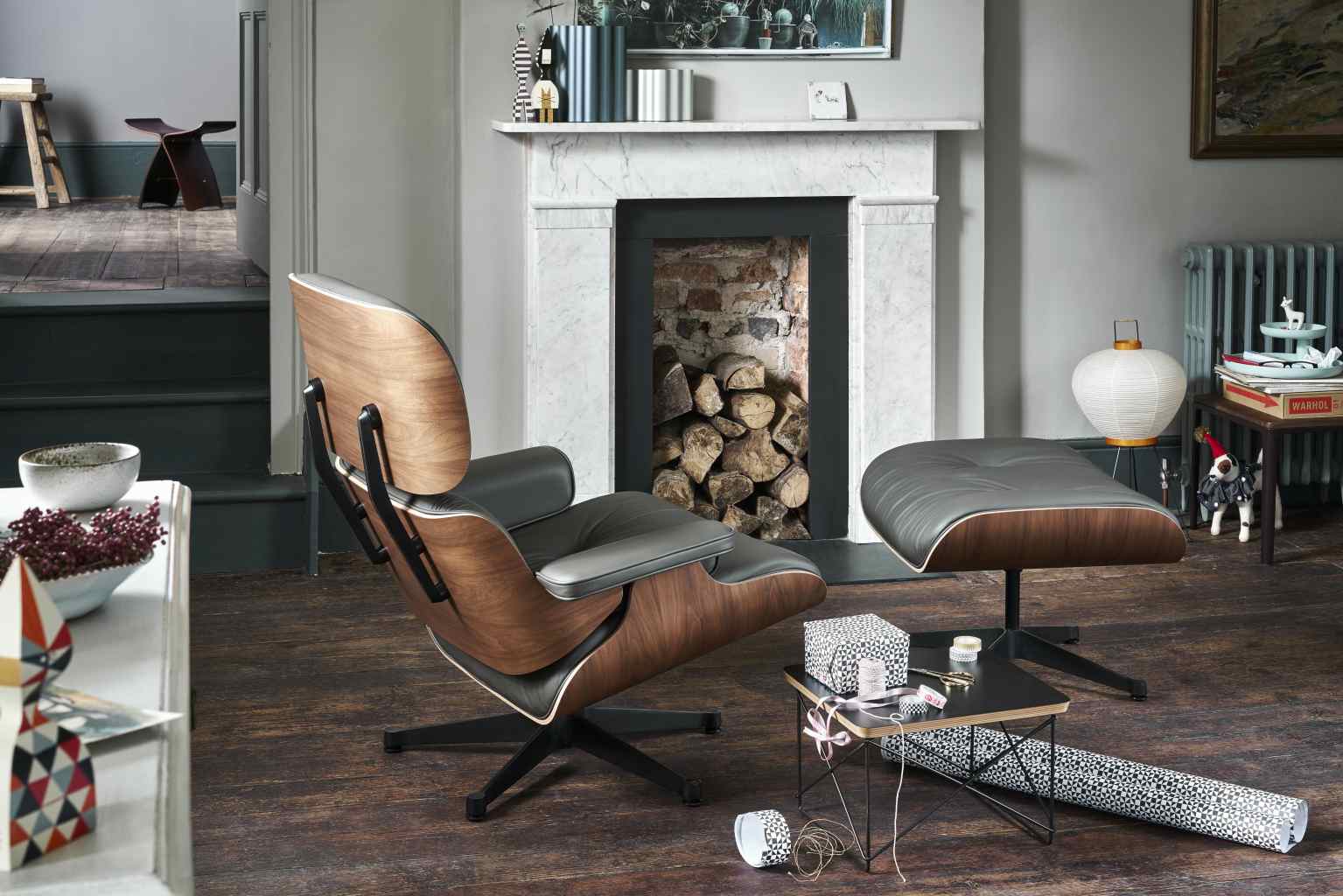 Eames Lounge Chair Sessel von Vitra mit Ottoman in grauem Leder und Walnussholz.