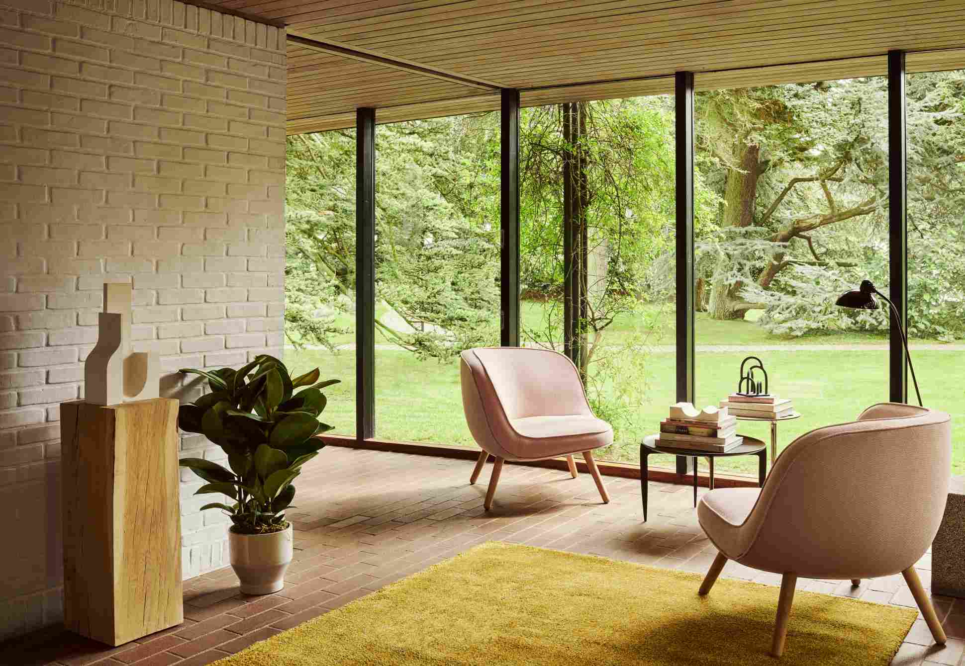Via57 Sessel von Fritz Hansen in Rosa vor Fenster mit Gartenblick, modernes Wohnzimmer Design.