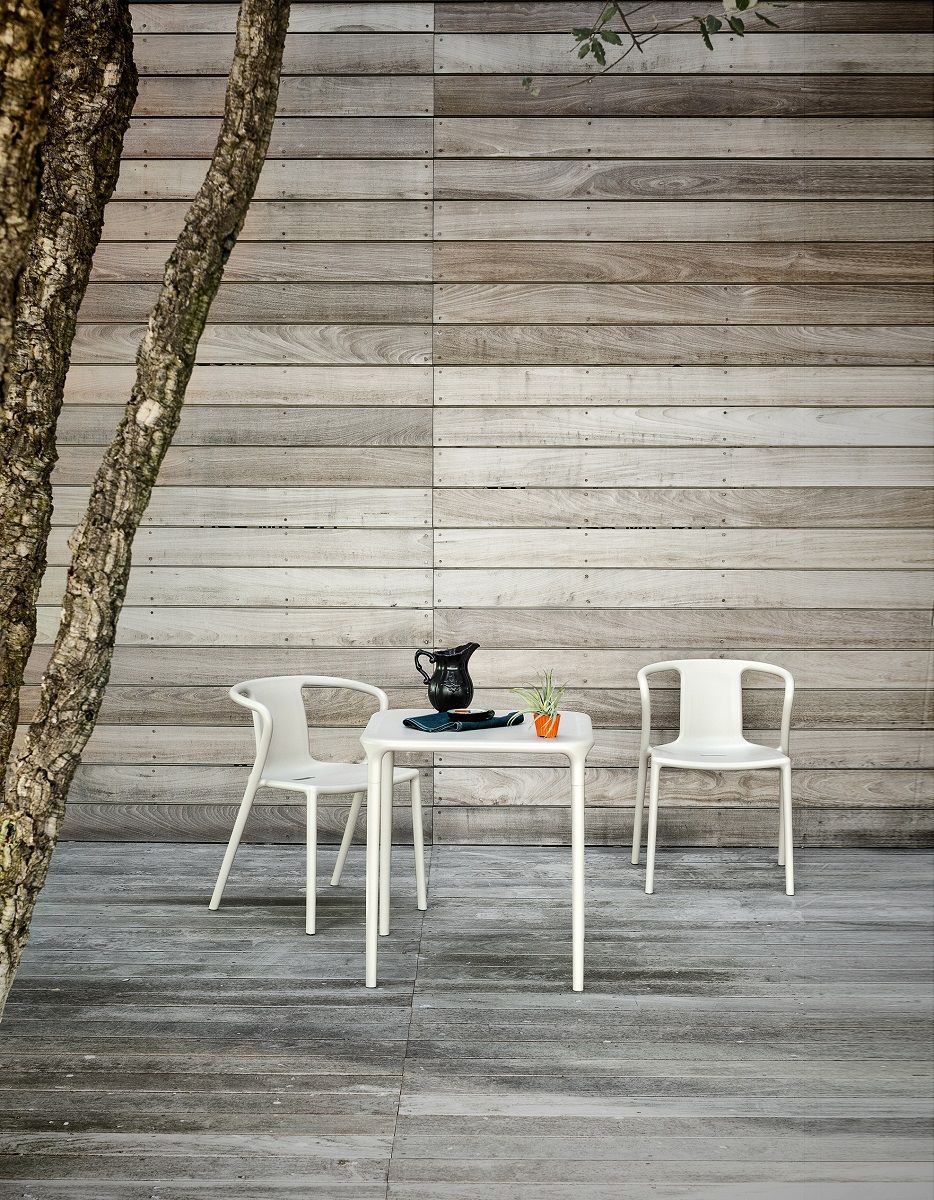 Zwei weiße Air Armchair Stühle mit Armlehnen von Magis und Tisch für den Innen- und Außenbereich.