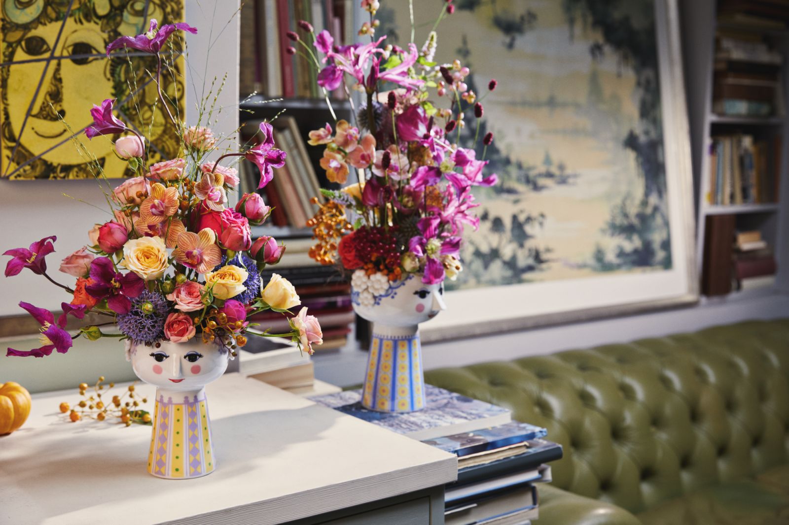 Zwei Bjørn Wiinblad Eva Vasen in Lavendel mit bunten Blumenarrangements auf einem Tisch.