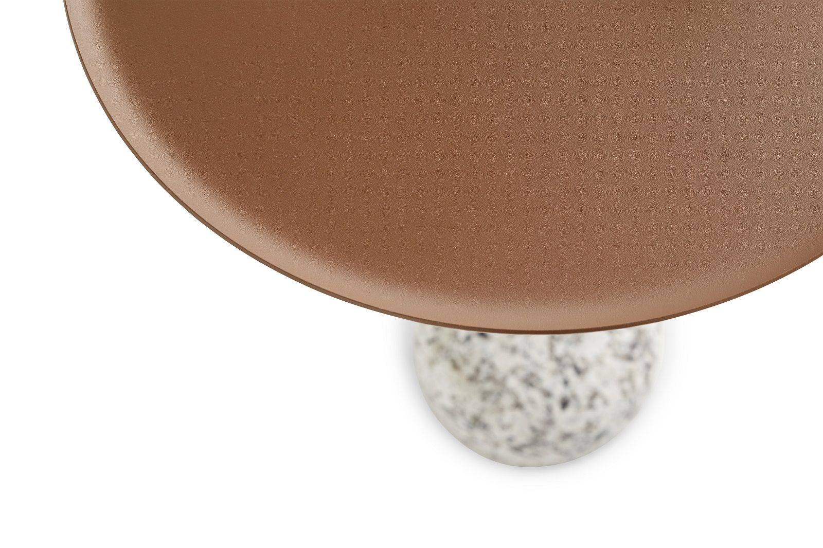 Detailaufnahme: Braune Tischplatte und gemusterter Fuß des Hay Bowler Beistelltisch. Moderner kleiner Tisch.