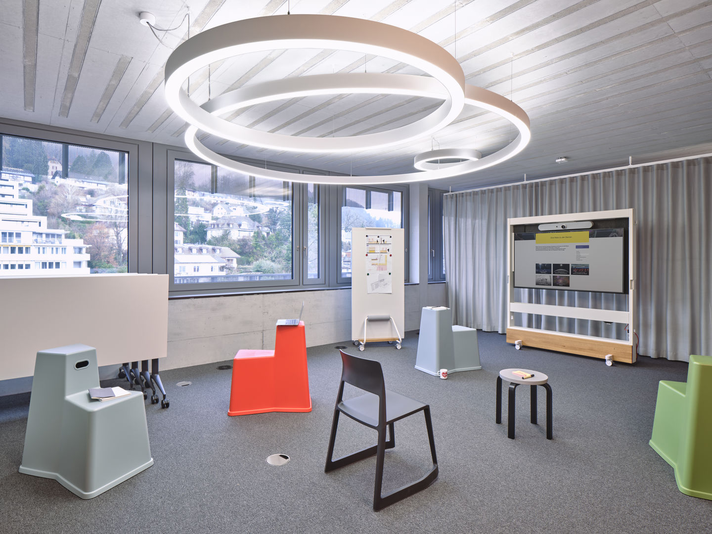 Heller Konferenzraum mit Vitra MedaMorph Klapptisch, Bürostühlen und Präsentationstechnik für modernes Arbeiten.