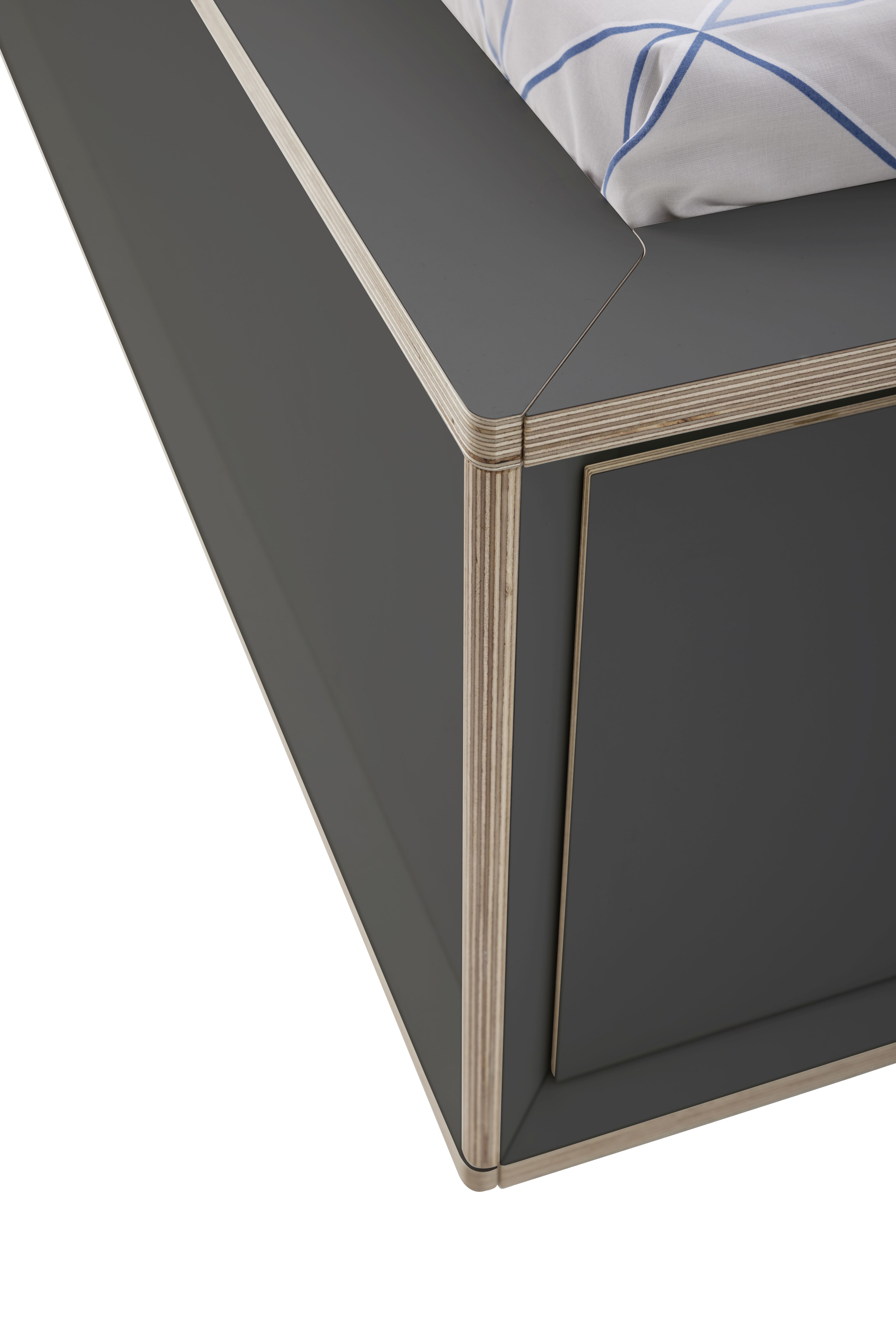 Detailaufnahme des Spaze Bett von Müller Möbelwerkstätten in Anthrazit mit sichtbarer Holzstruktur.