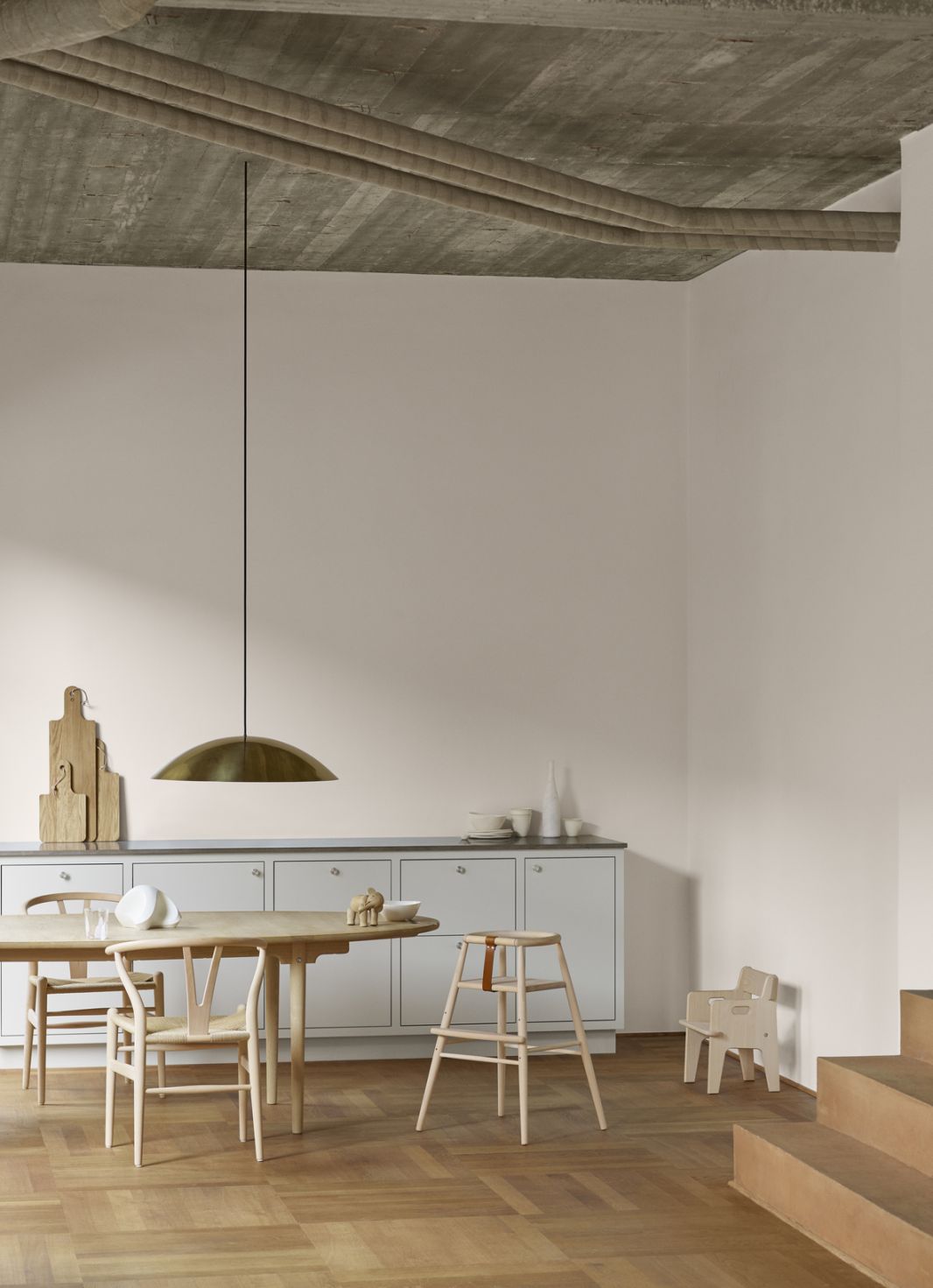 Innenaufnahme mit BT1041 Calot Pendelleuchte von Carl Hansen & Søn über Esstisch.