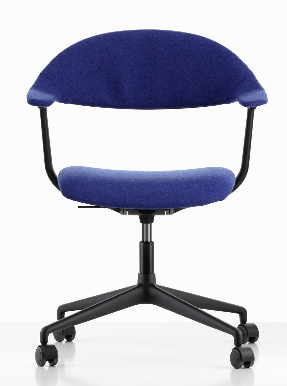 Mynt Bürodrehstuhl von Vitra mit blauem Sitz und Rückenlehne, schwarzem Gestell und Rollen.