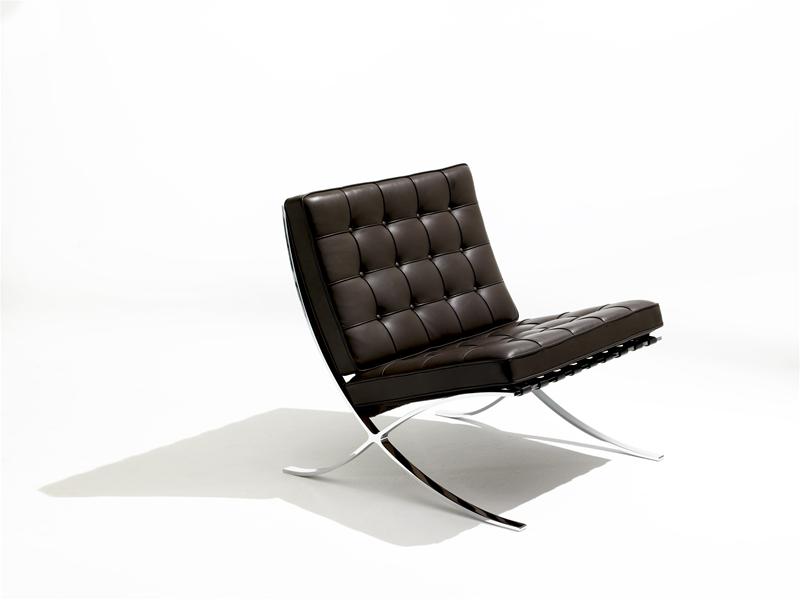 Barcelona Sessel mit braunem Lederbezug und verchromtem Gestell von Knoll International. Designklassiker für Wohnzimmer.