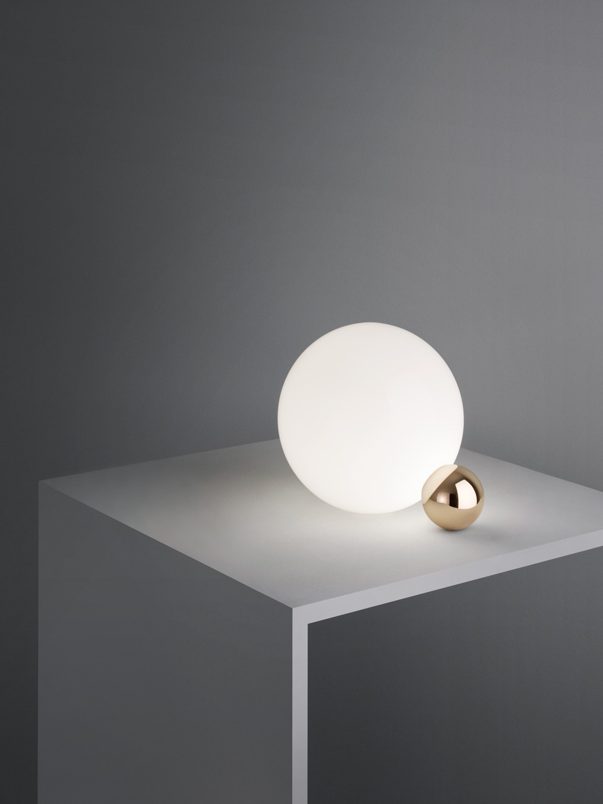 Copycat Tischleuchte von Flos: Moderne Lampe mit großer, weißer Kugel und goldener Kugel.
