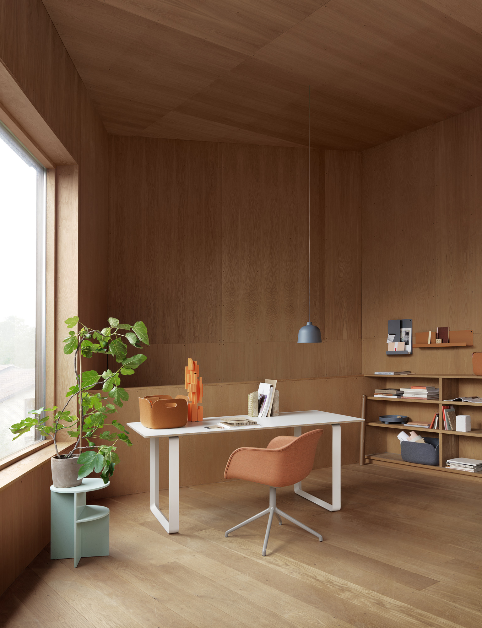 Heller Raum mit Muuto 70/70 Tisch, Design-Stuhl, Regal, Lampe und Zimmerpflanze für modernes Büro.