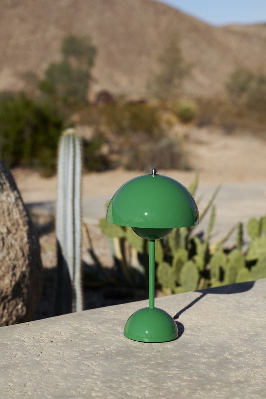 Flowerpot VP9 Tischleuchte in Signalgrün: Akku-betriebene, tragbare Lampe für den Innen- und Außenbereich.