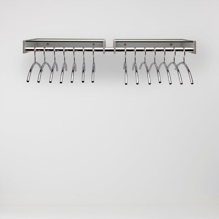 Hangon Wandgarderobe von Cascando mit Chrom-Kleiderbügeln an einer grauen Wand.