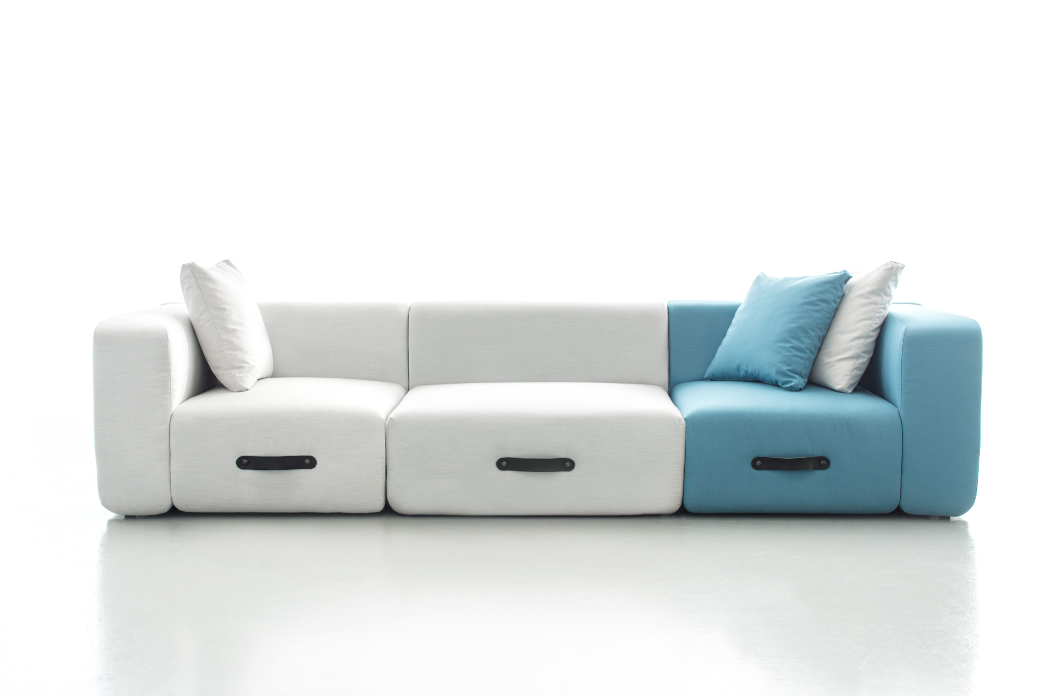 Miami Outdoor Sofa von Conmoto, modulares Lounge Sofa in Weiß und Türkis mit Kissen.