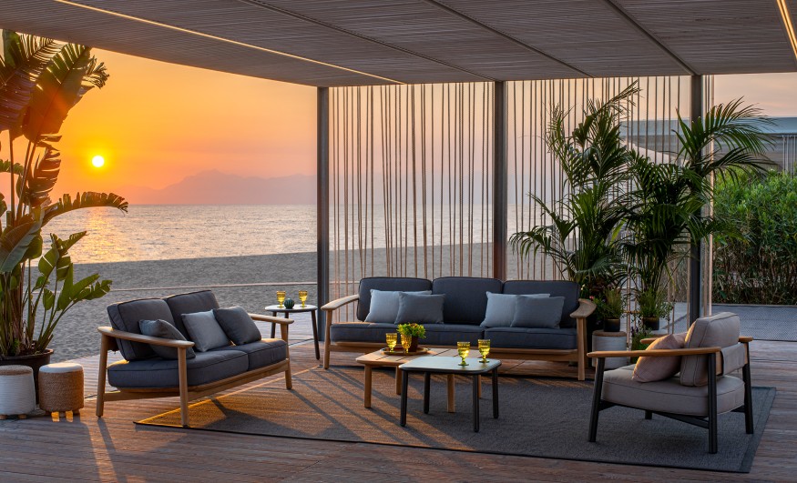 Elegantes Twins Sofa Outdoor von Emu auf einer Terrasse mit Meerblick im Sonnenuntergang.
