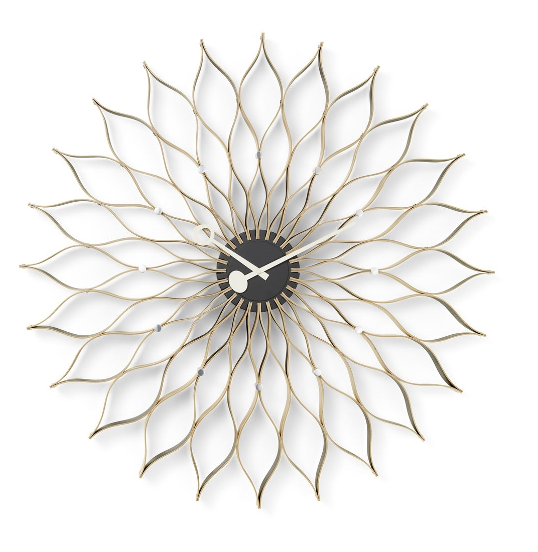 Sunflower Clock Wanduhr von Vitra: Goldene, blütenförmige Design-Wanduhr mit schwarzem Ziffernblatt und weißen Akzenten.