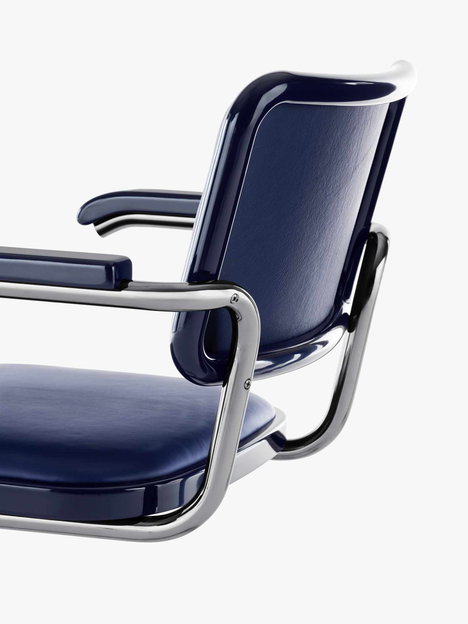 Detailaufnahme des JS. Thonet S 64 P Freischwinger Stuhls mit blauem Leder und Chromgestell.