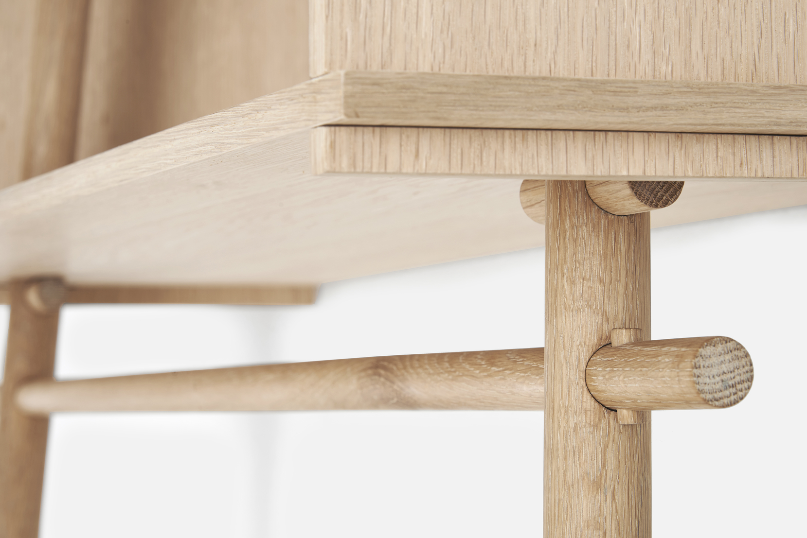 Detailaufnahme der Töjbox Anlehngarderobe von Woud, gefertigt aus Eiche in Schwarz, mit Fokus auf Holzstruktur und Verarbeitung.