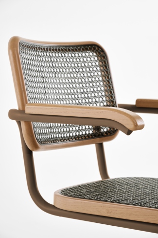 Detailaufnahme des Thonet S 64 V Freischwingers mit Stahlrohrgestell, Wiener Geflecht und hellen Holzarmlehnen.