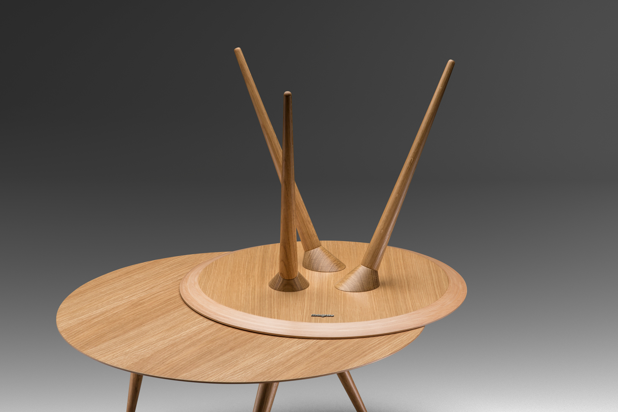Detailaufnahme des Turn Low Beistelltisches von Maigrau, der die innovative Drehfunktion und die Holzstruktur zeigt.