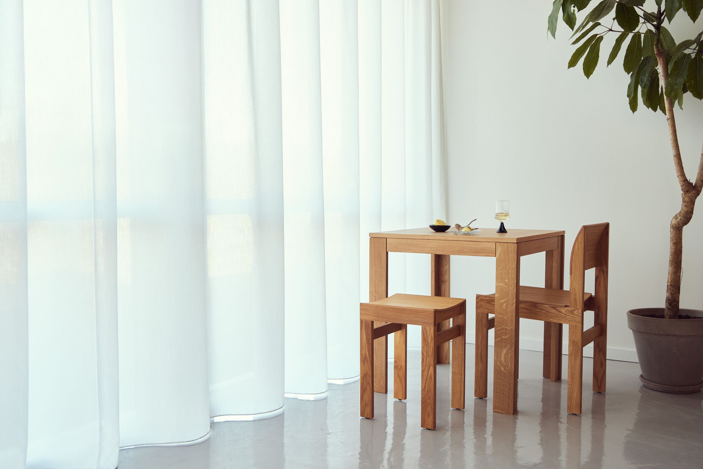 Form & Refine Element Tisch 70x70 cm aus Eiche mit Stuhl und Hocker.