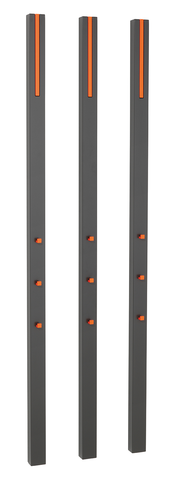 Schönbuch Line Garderobenelement: Drei graue Garderobenleisten mit orangefarbenen Akzenten und Haken für eine moderne Wandgarderobe.