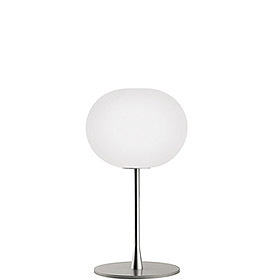 Weiße Glo Ball Tischleuchte von Flos mit rundem Lampenschirm und silbernem Fuß.