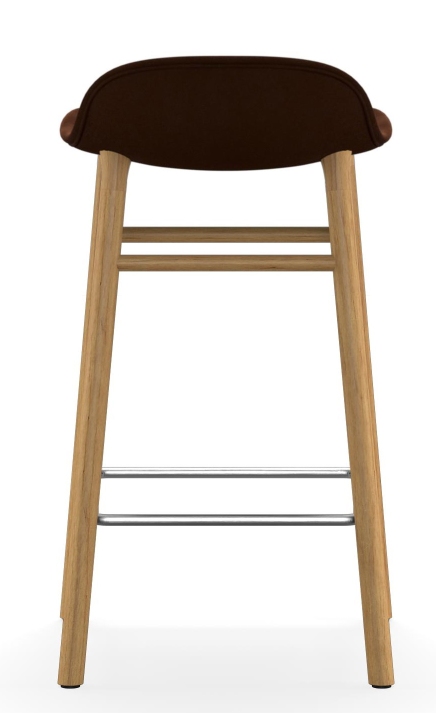 Normann Copenhagen Form Barhocker H 65 cm, gepolsterter Sitz in Braun, Holzbeine und Fußstütze aus Metall.