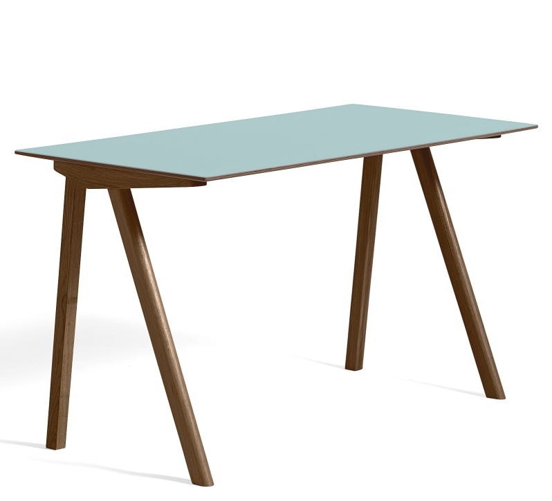 Heller Copenhague Schreibtisch CPH 90 von Hay mit hellblauer Tischplatte und Holzbeinen.