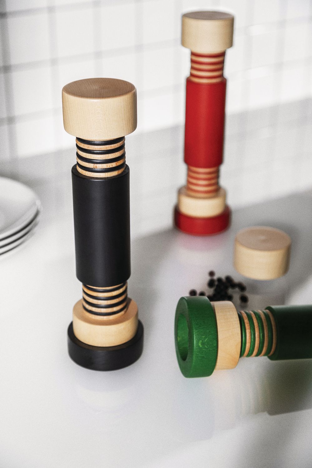 Alessi Salz- und Pfeffermühlen Set MP0215 in Rot, Schwarz und Grün aus Holz. Gewürzmühlen.