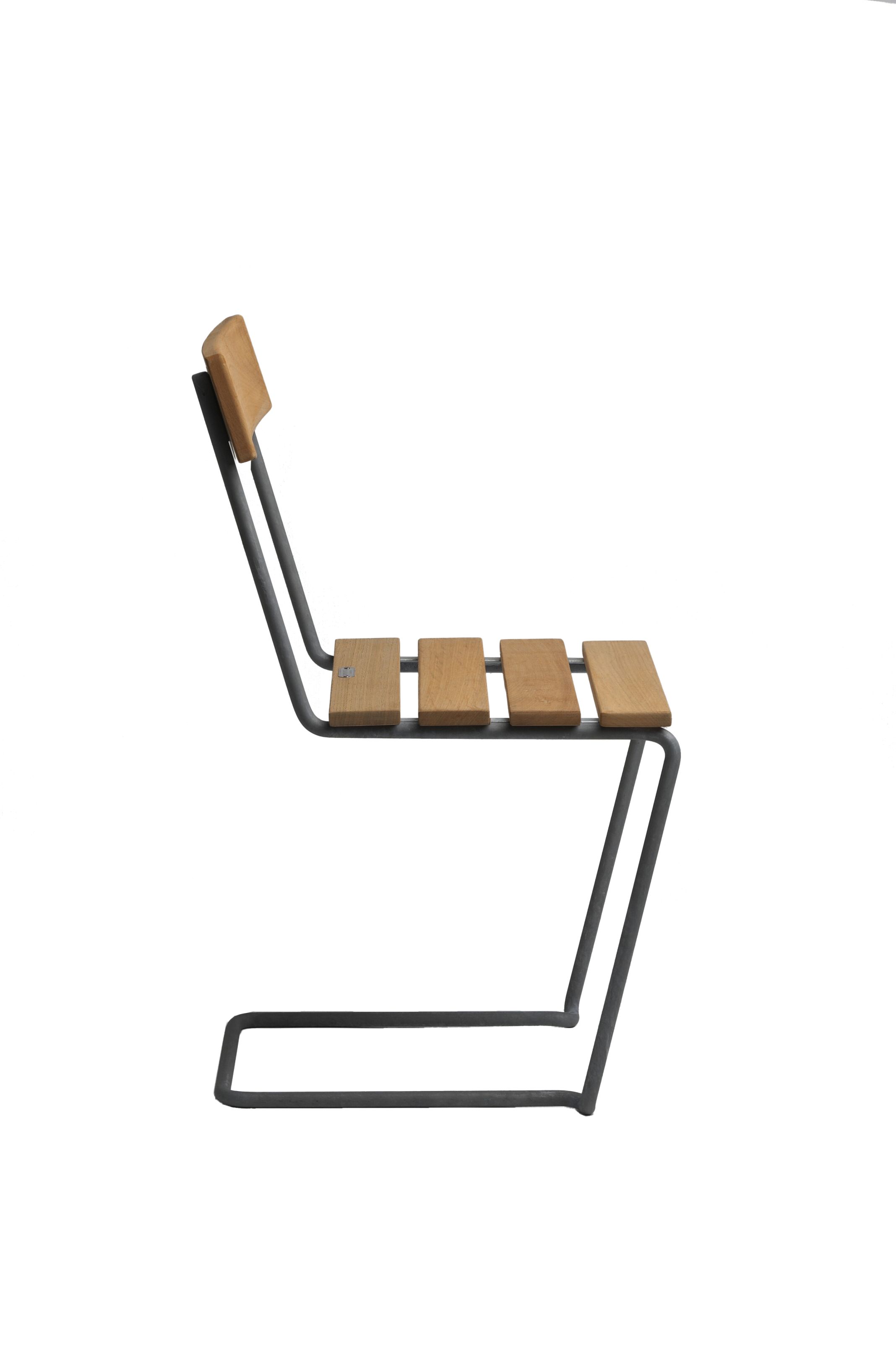 Stuhl 1 Eiche: Seitenansicht des modernen Stuhls mit Eichenholz und Stahlgestell.