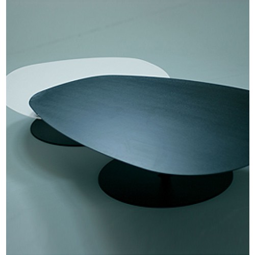 Phoenix Tisch von Moroso: Laminat Tischplatte mit Metallgestell in Schwarz und Weiß.