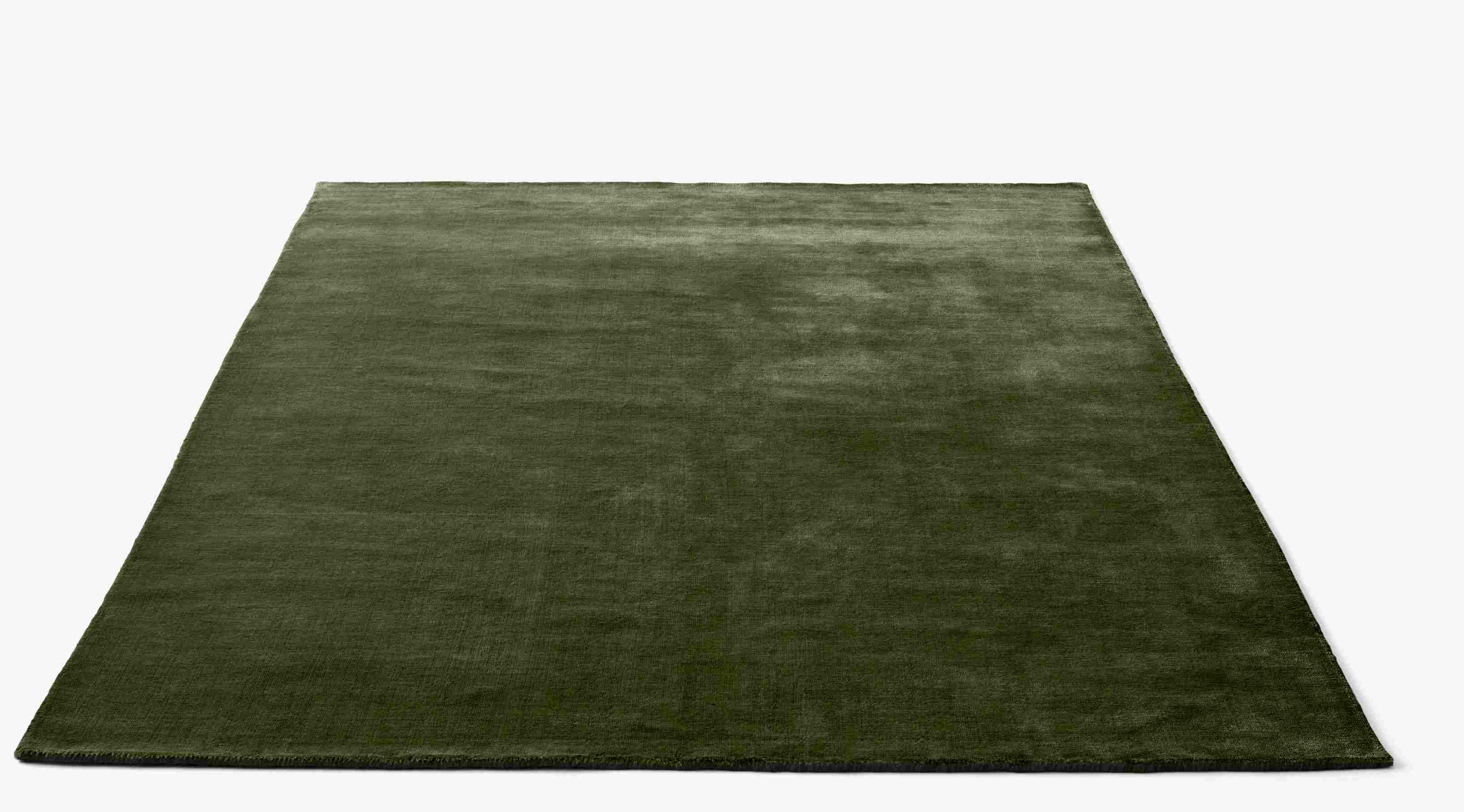 The Moor Rug Teppich von AndTradition, einfarbig olivgrüner Wollteppich für Wohnzimmer und Schlafzimmer.