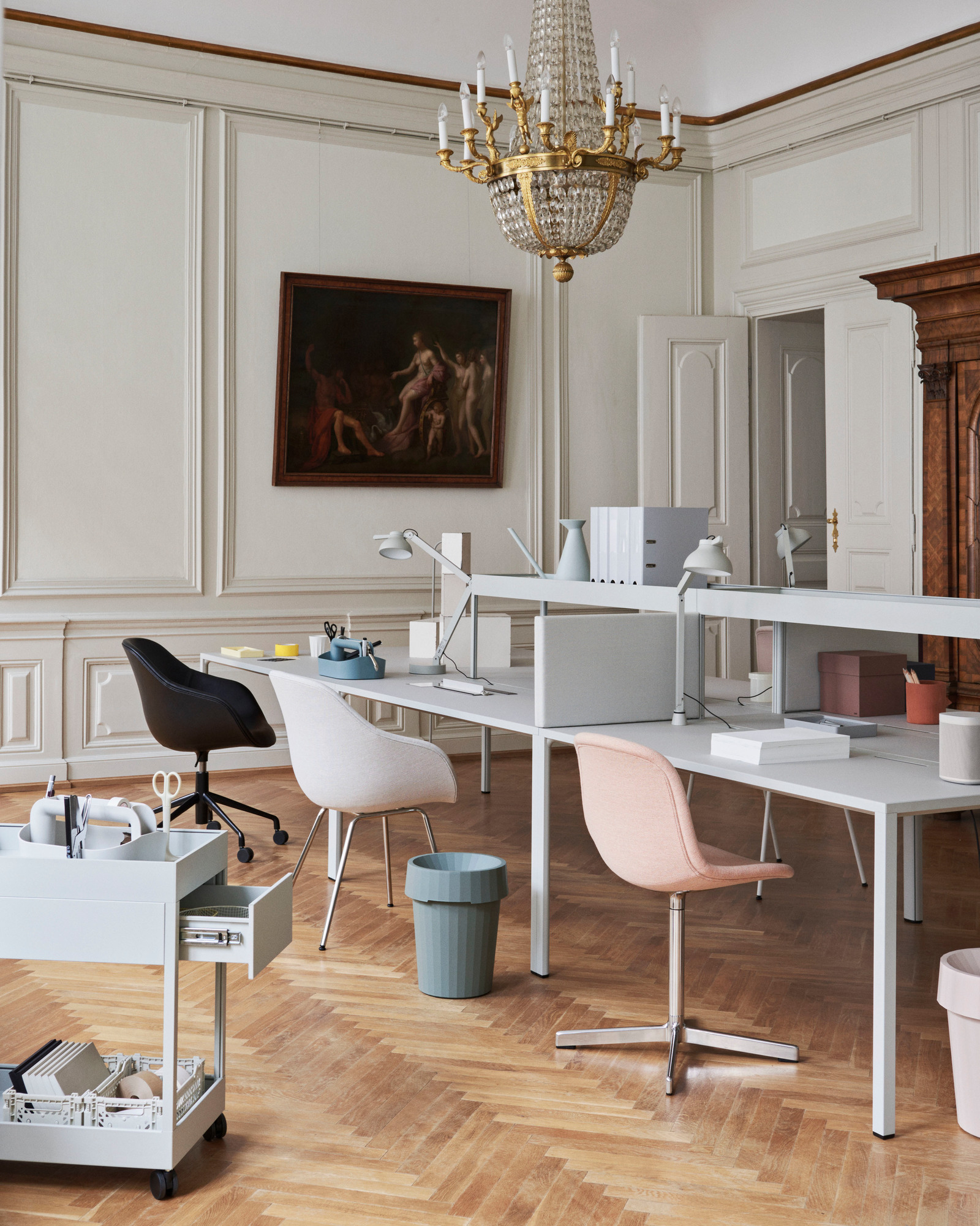 Büro mit mehreren Hay About a Chair AAC 127 Stühlen in verschiedenen Farben und Büromöbeln.