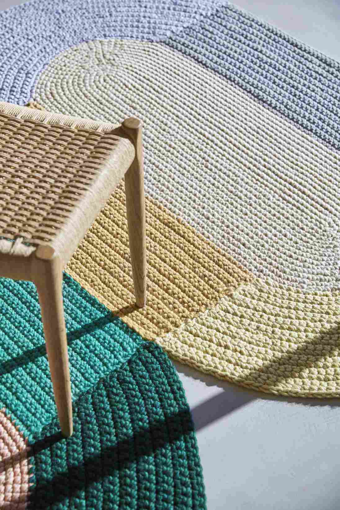 Detailaufnahme des gehäkelten Teppichs "The Crochet Collection Embroidery Mix" in Blau, Gelb und Grün.