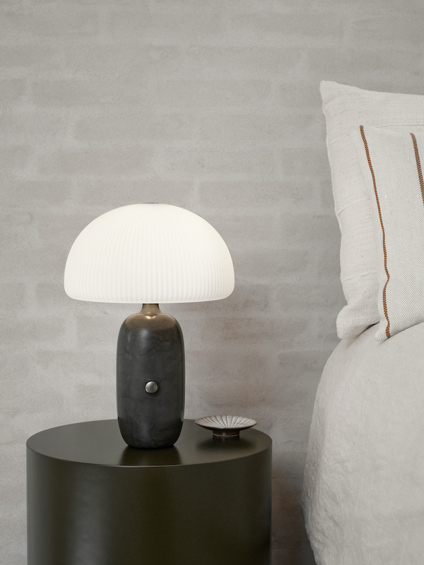 Nahaufnahme der Sculpture Tischlampe von Vipp auf einem Nachttisch im Schlafzimmer.