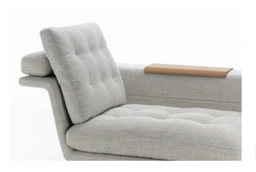 Detailaufnahme des Vitra Grand Sofa mit Holztablett, grauer Polsterung und Knopfheftung.