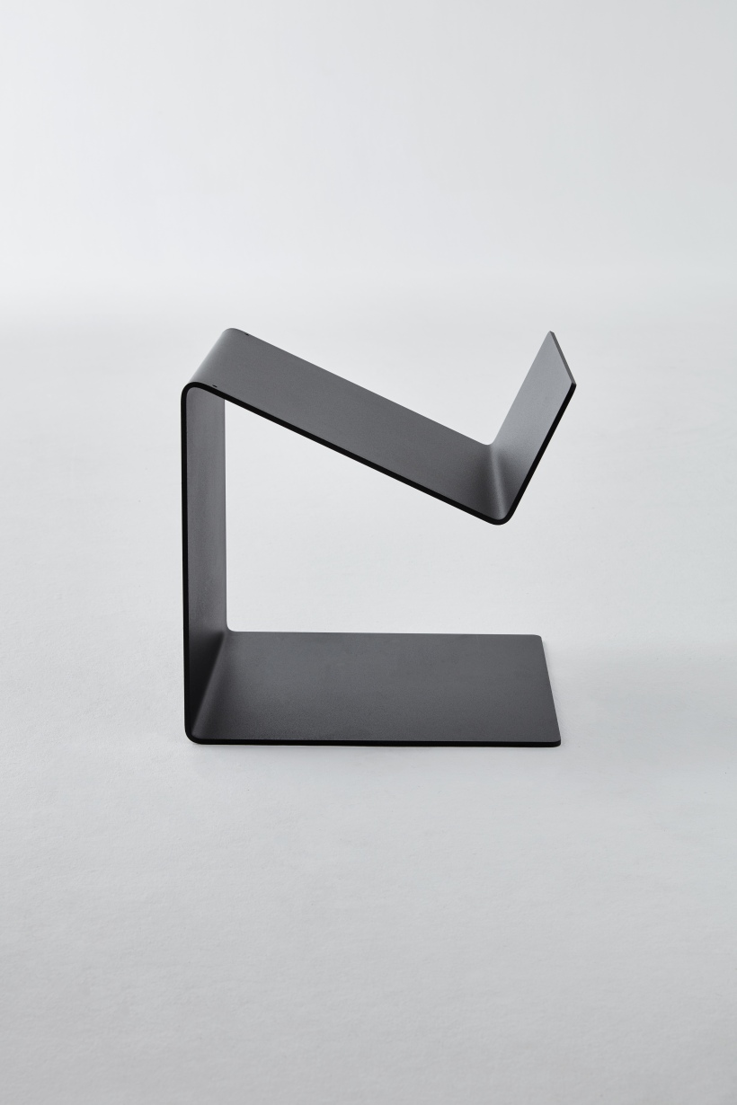Schwarzer Buk  Beistelltisch von Müller Möbelwerkstätten, minimalistisches Design, ideal als Nachttisch oder Ablagefläche.