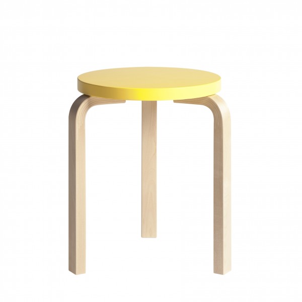 Artek Hocker 60 mit gelber Sitzfläche und drei hellen Holzbeinen, freigestellt auf weißem Hintergrund.