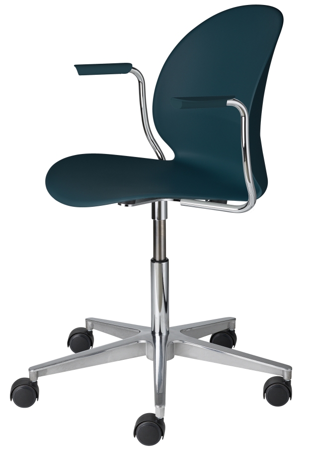 N02 Recycle Stuhl von Fritz Hansen, Bürostuhl mit Armlehnen, petrolfarbener Sitzschale und Rollenfuß.