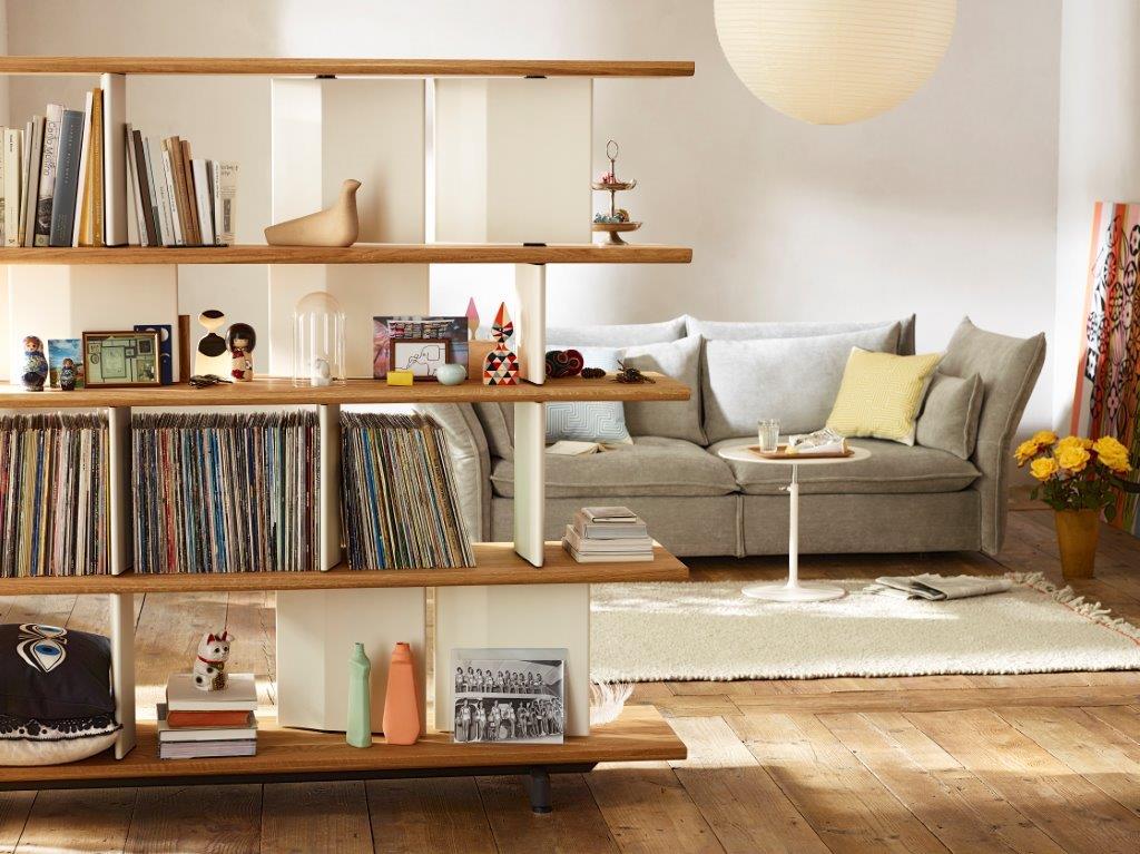 Helles Wohnzimmer mit Vitra Mariposa Sofa, Bücherregal und Dekoration für gemütliches Wohnen.
