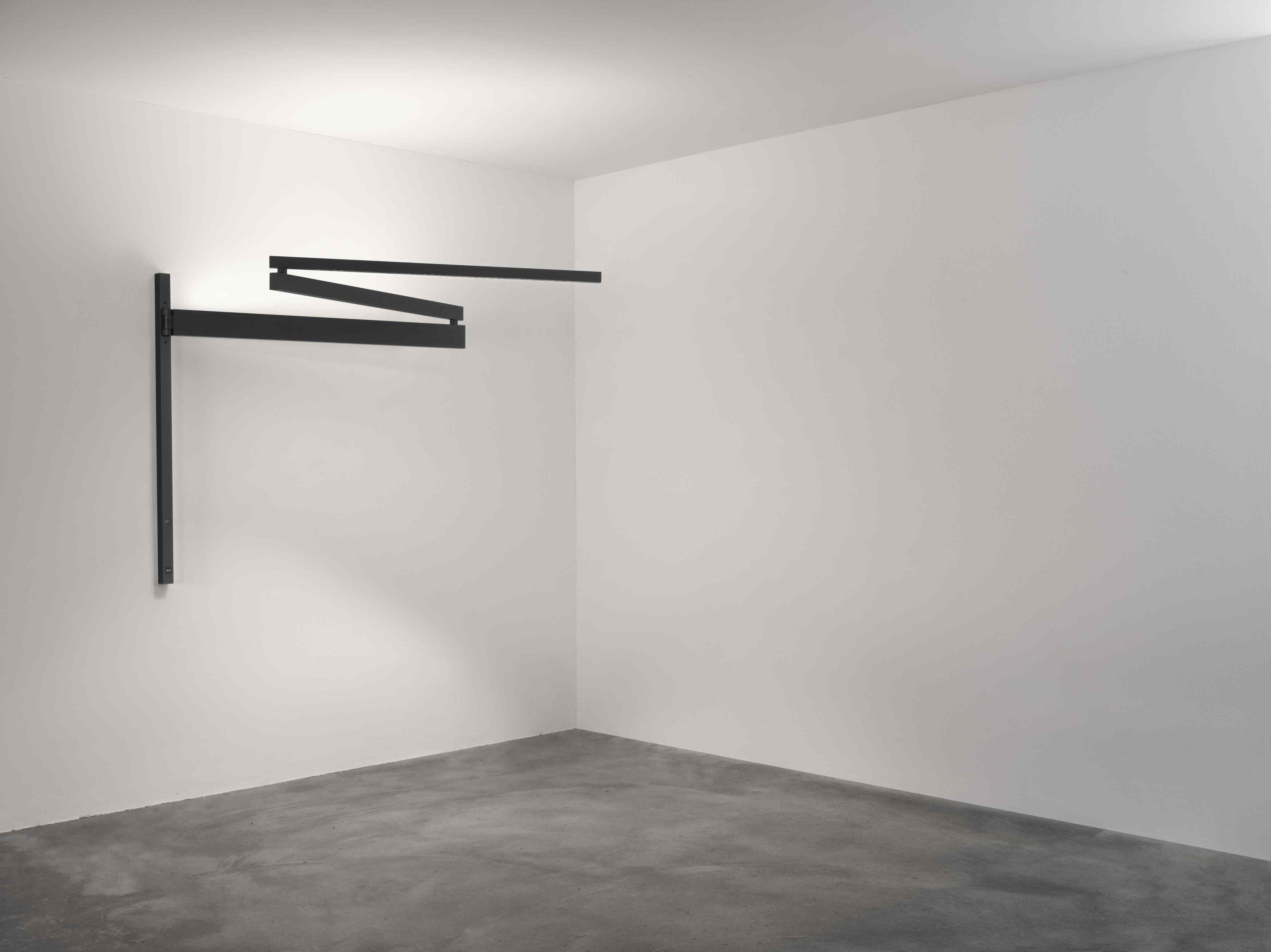 Moderne Black Flag Wandleuchte von Flos, minimalistisches Design mit schwenkbaren Armen, indirekte Beleuchtung für Wohnzimmer und Schlafzimmer.