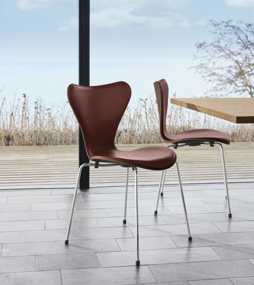 Brauner Siebener Stuhl von Fritz Hansen, Jubiläumsmodell. Designklassiker mit Lederbezug und Chromgestell.