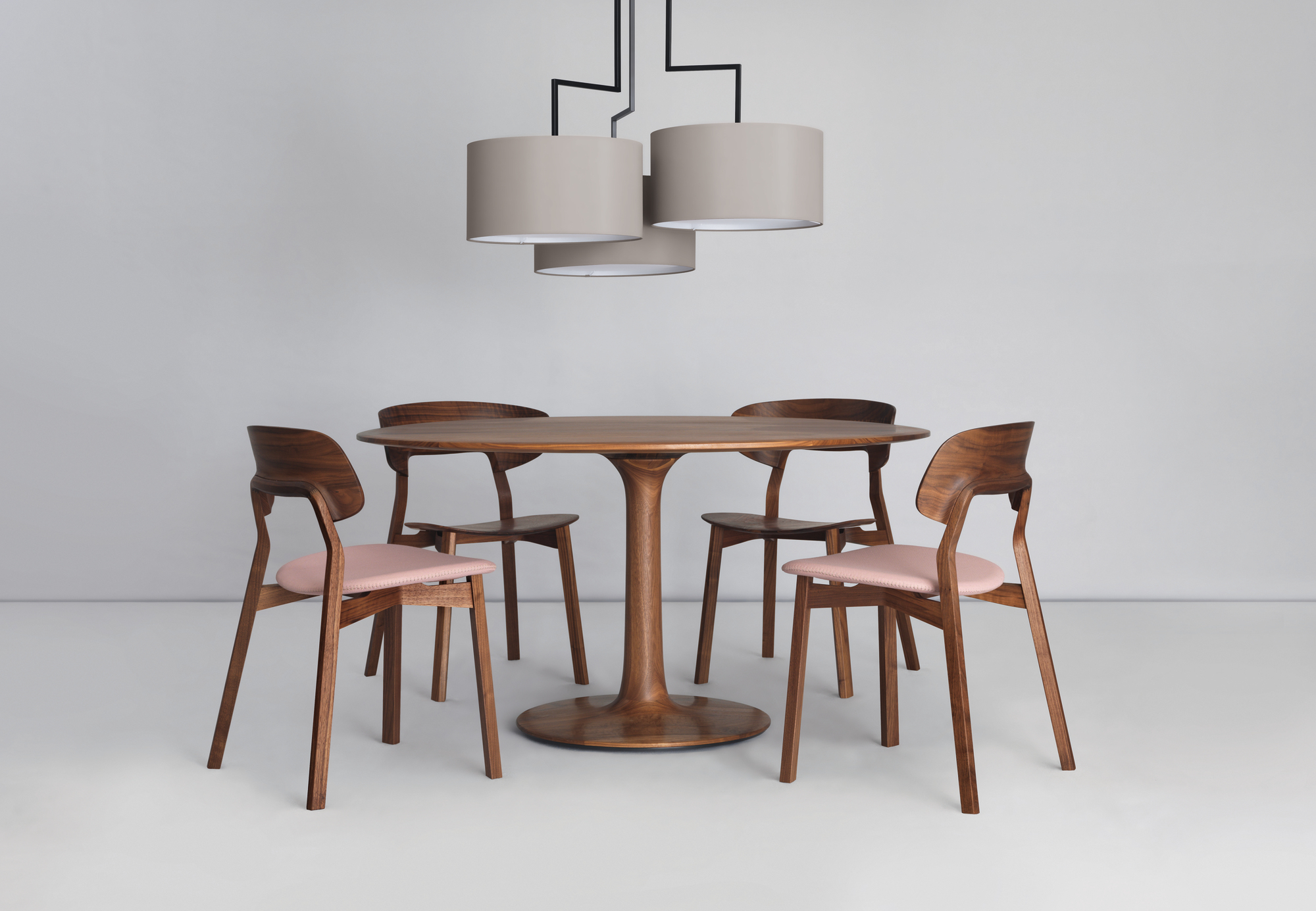 Nonoto Holzstuhl Amerikanischer Nussbaum mit Esstisch und Lampe im modernen Design.