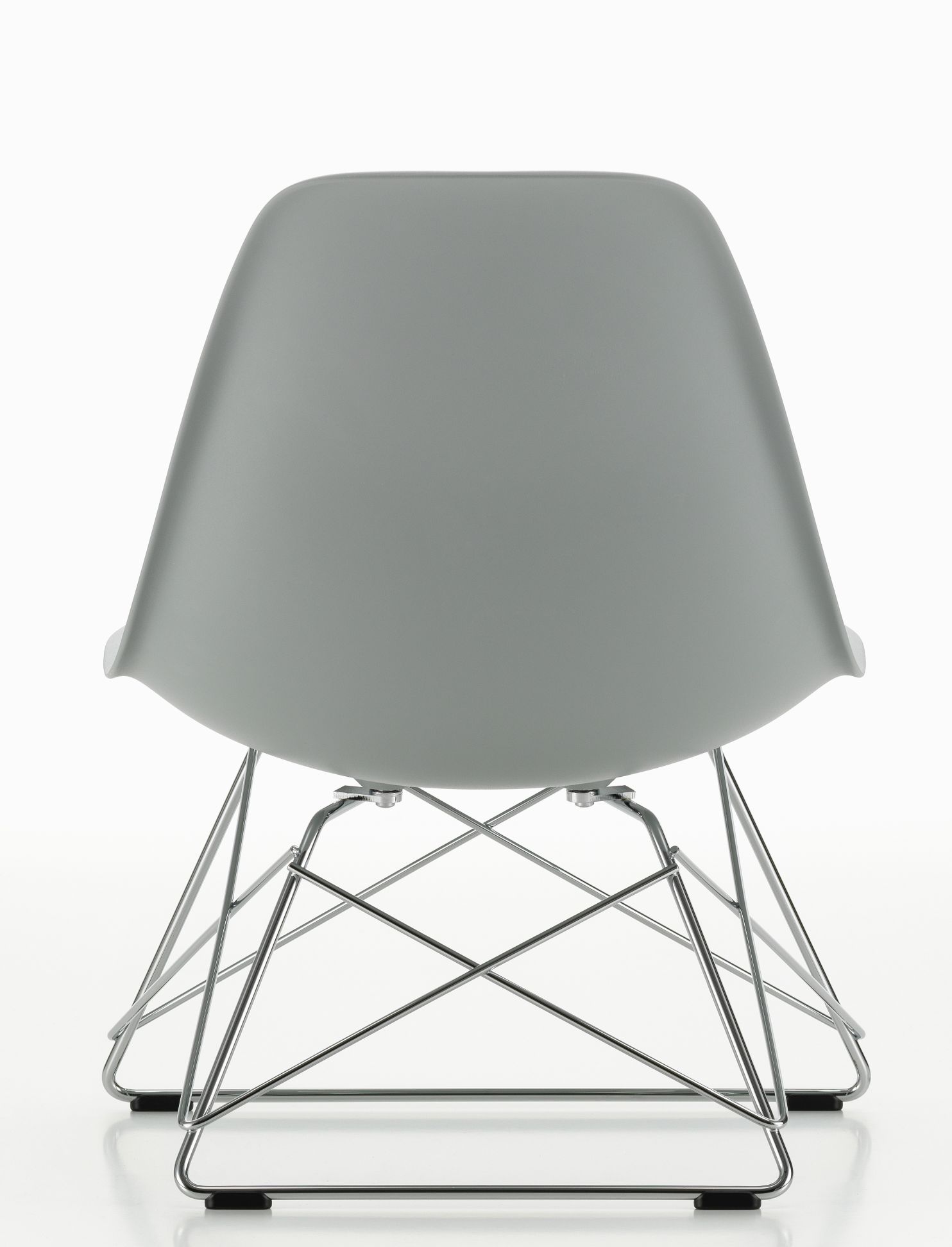 Grauer Eames Plastic Side Chair LSR Stuhl von Vitra, Ansicht von hinten, mit verchromtem Drahtgestell.