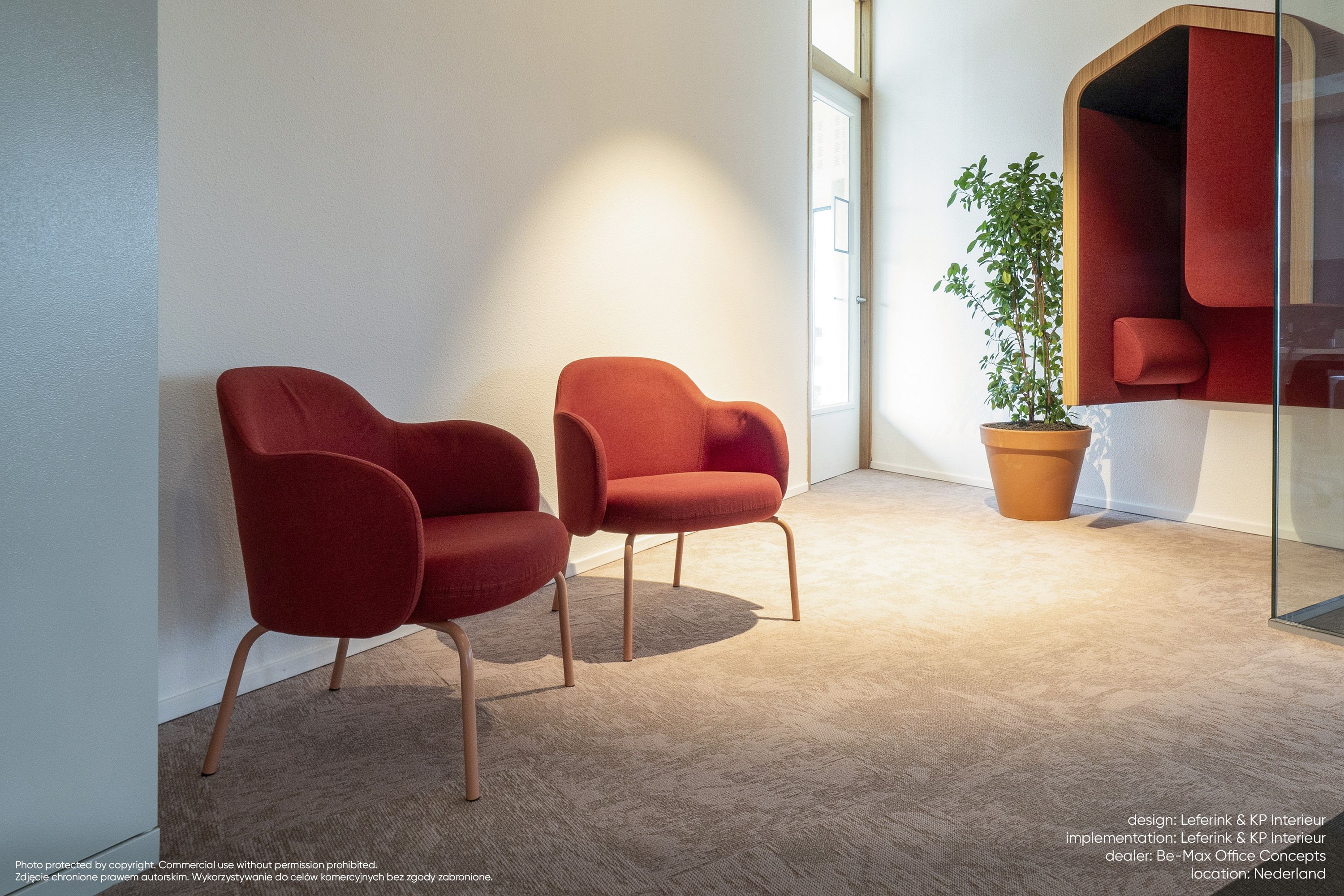 Zwei rote Loungesessel, Modell FS F 420 von Bejot, im modernen Büro mit Pflanze.