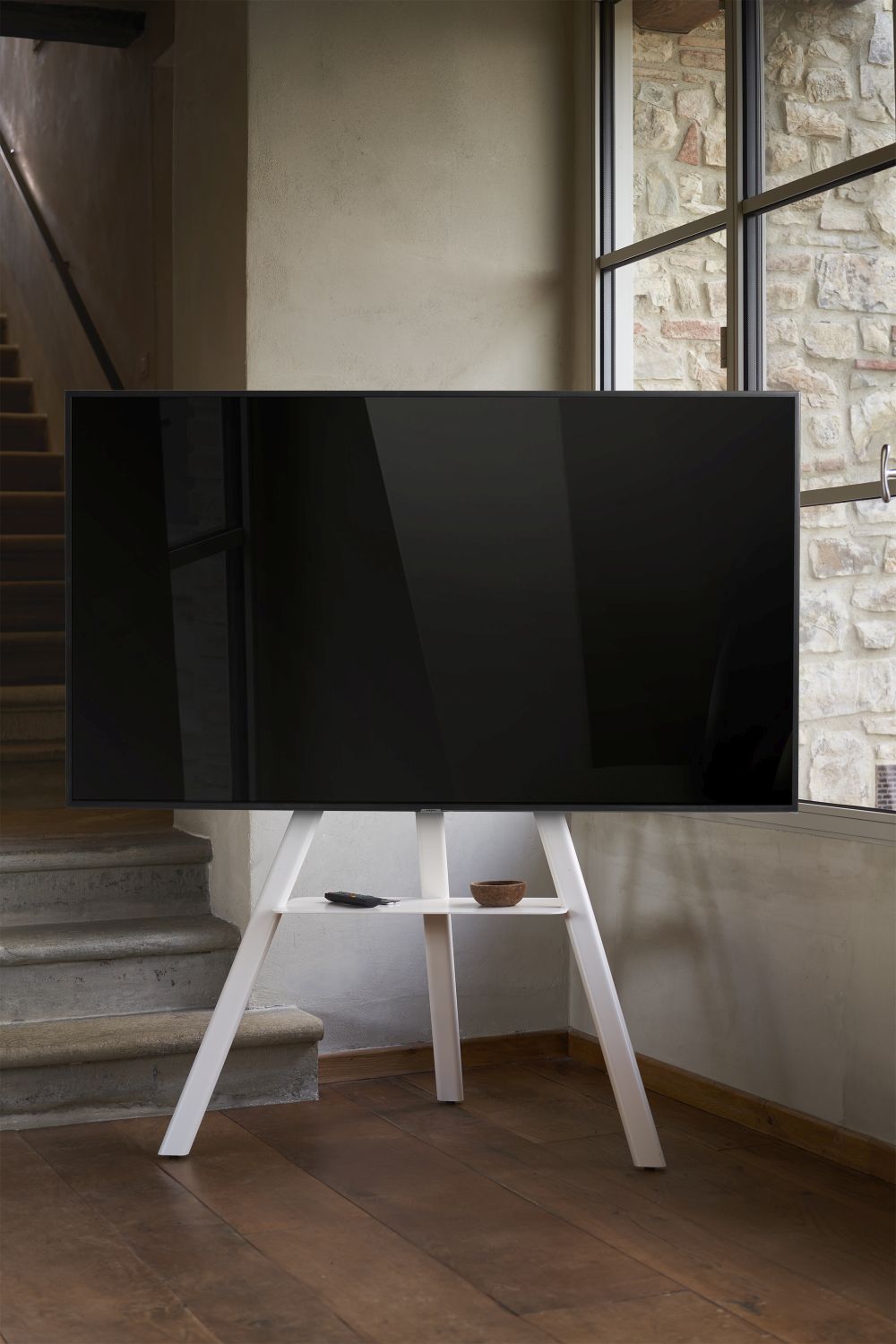 Cartesio TV-Ständer von Opinion Ciatti, weißes Holzgestell mit Ablage für Fernbedienung und Deko.