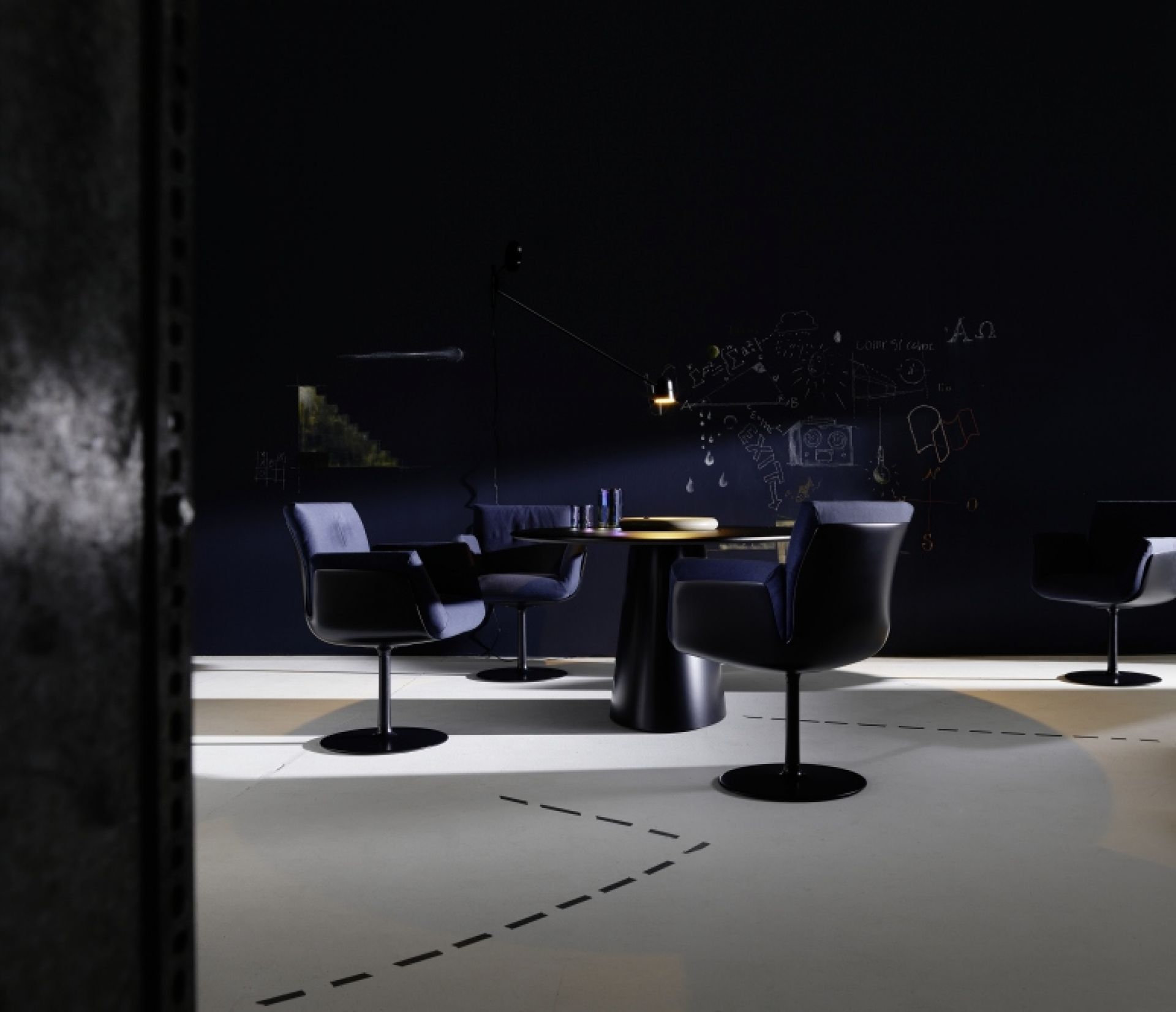 Schwarzer Esstisch mit vier blauen Stühlen in modernem Design, geeignet für Esszimmer oder Konferenzraum.