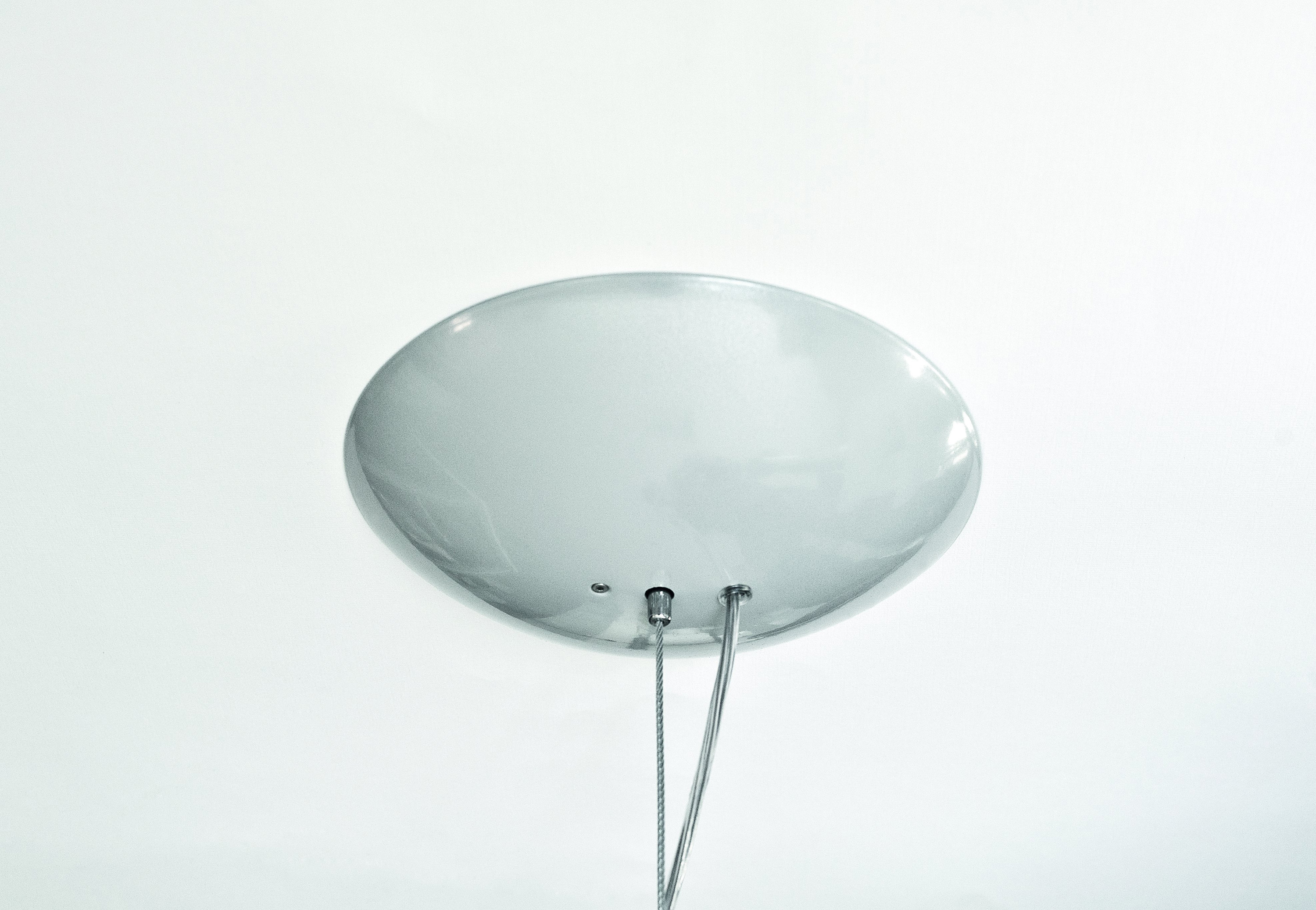 Nahaufnahme der modernen Foscarini PLASS Hängeleuchte mit runder Form und Halogen/LED-Beleuchtung.