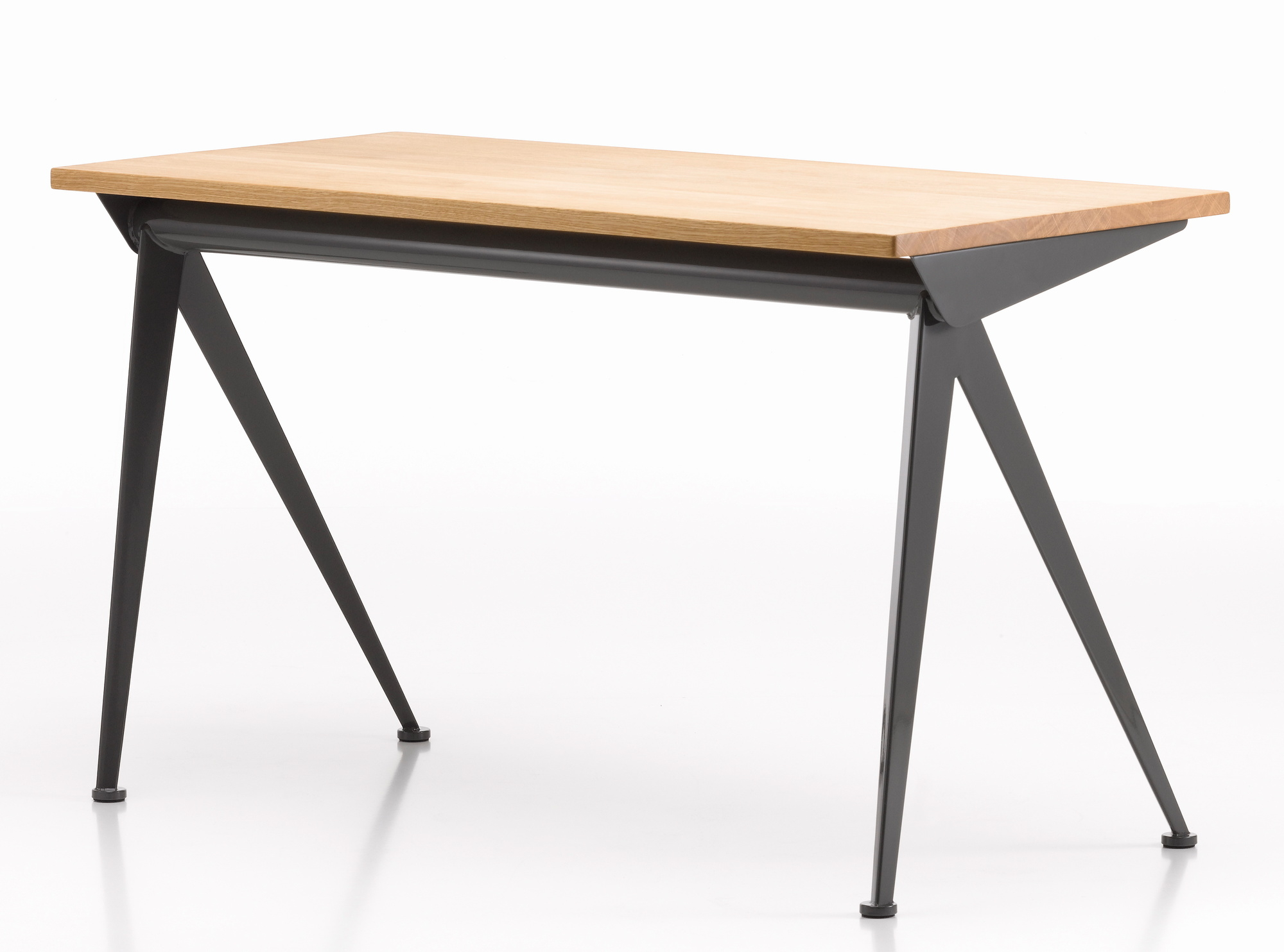 Vitra Compas Direction Schreibtisch mit Eichenholzplatte und anthrazitfarbenem Metallgestell im modernen Design.
