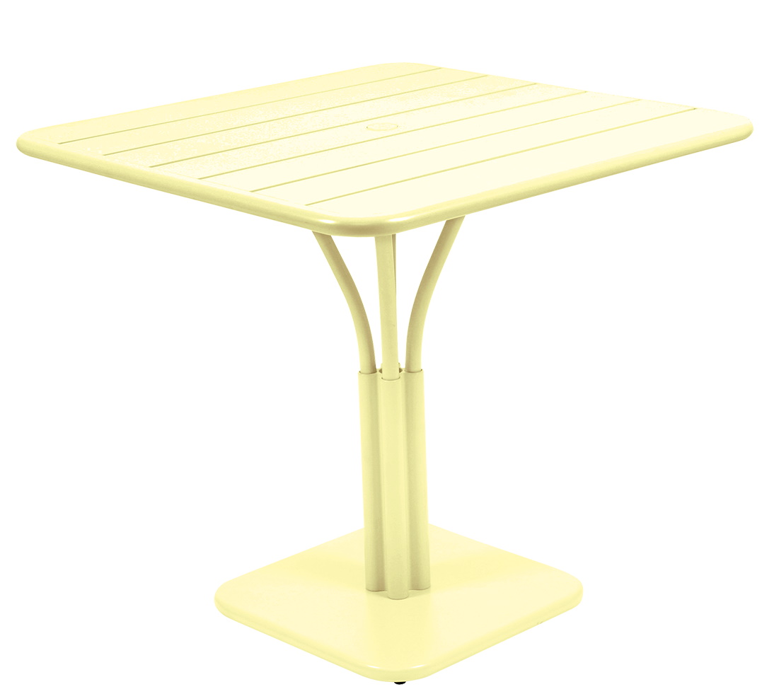 Gelber Fermob Luxembourg Tisch, quadratisch, 80x80 cm, ideal für den Garten oder die Terrasse.
