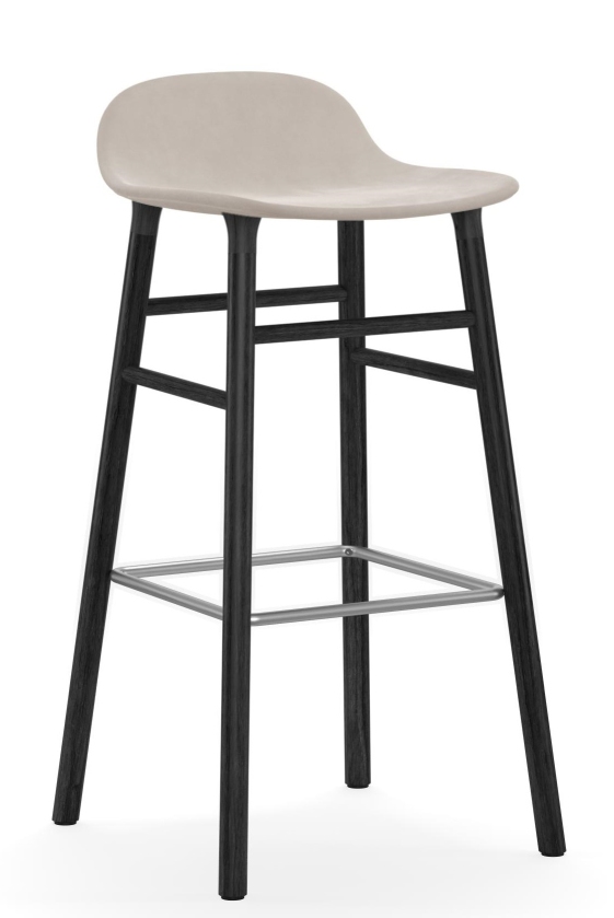 Normann Copenhagen Form Barhocker, 75 cm hoch, mit gepolstertem Sitz und dunklem Holzgestell.