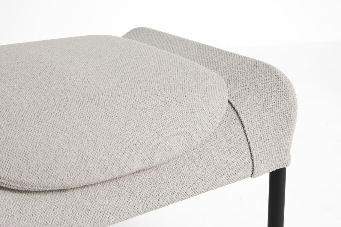 Detailaufnahme des Hay 02 Ottoman in hellem Grau mit feiner Textur und schwarzen Beinen.